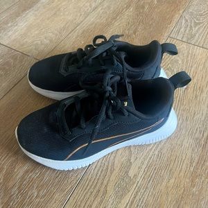 Girls Puma Sneakers.